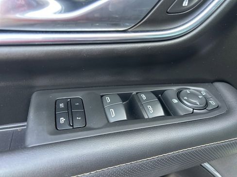 Used 2023 GMC Yukon SLT image 13