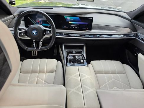 Used 2023 BMW i7 xDrive60 AWD/4WD image 2