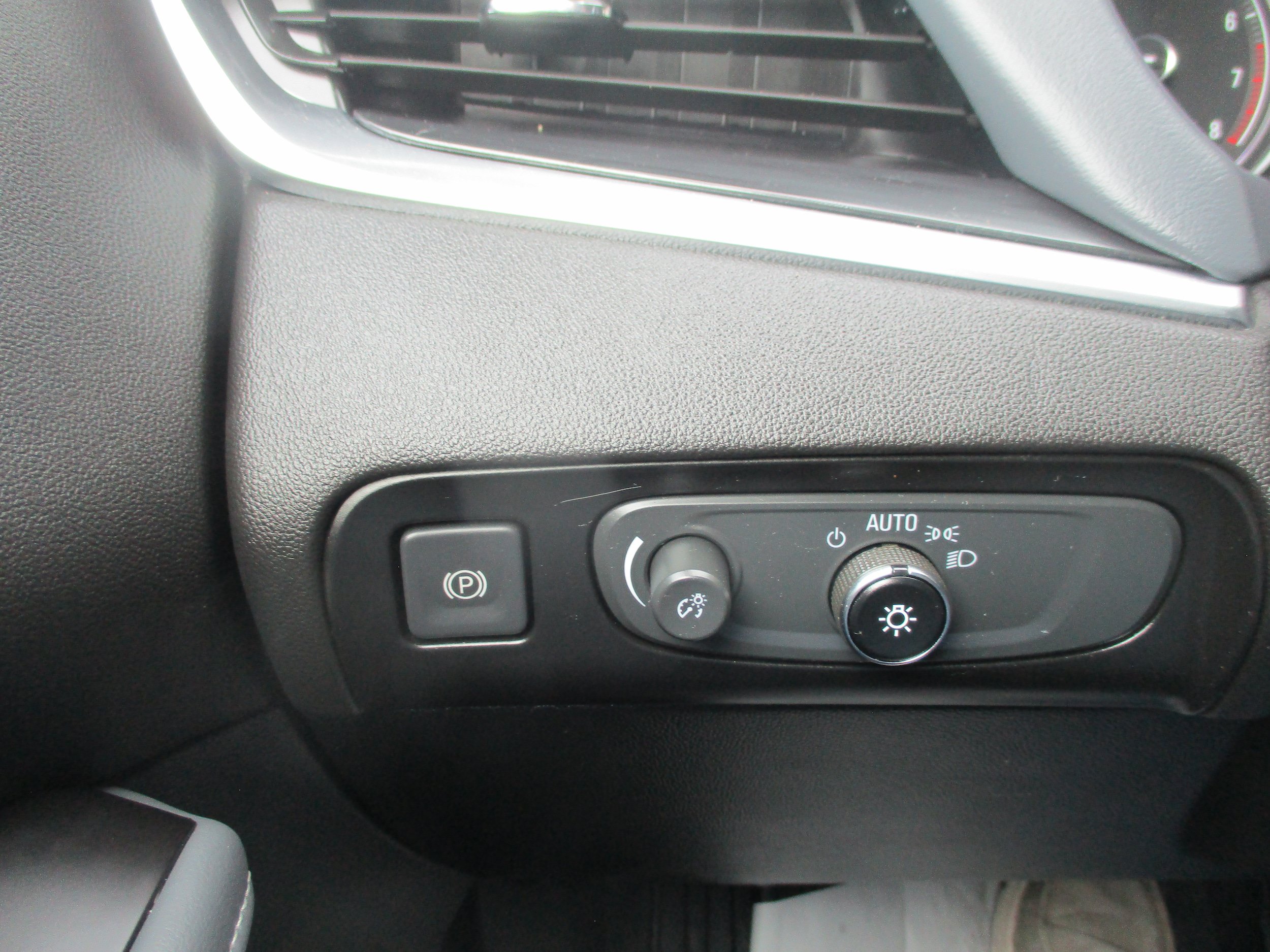 Used 2020 Buick Enclave Essence FWD image 18