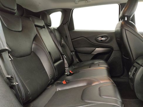 Used 2019 Jeep Cherokee Latitude Plus FWD image 19