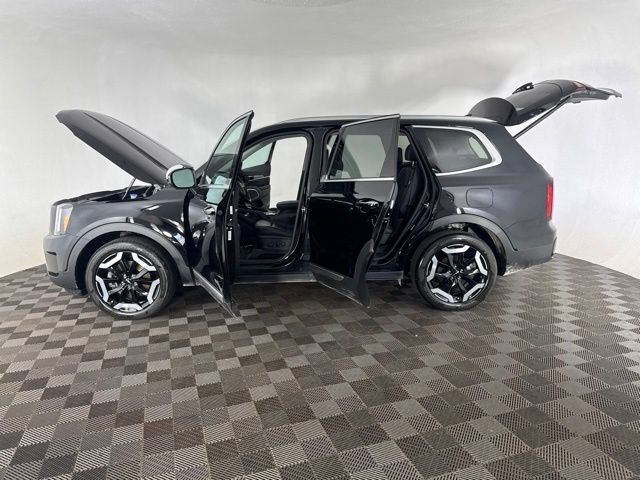 Certified 2025 Kia Telluride S FWD image 11