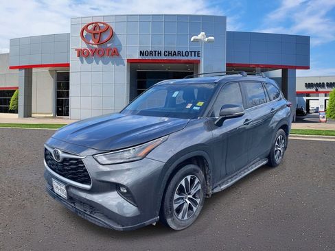 Used 2023 Toyota Highlander XLE image 6