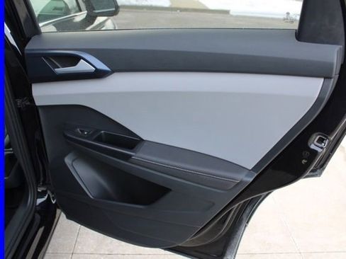 Used 2024 Volkswagen Taos SE image 23