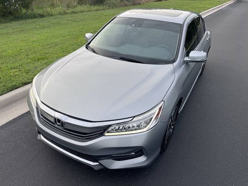 Used 2017 Honda Accord Touring image 2