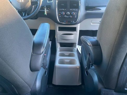 Used 2016 Dodge Grand Caravan SE image 28