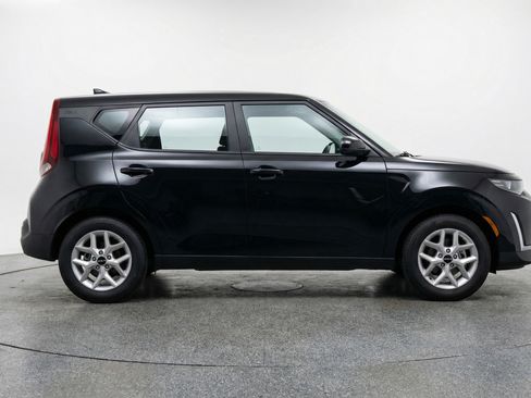 Used 2025 Kia Soul LX w/ LX Technology Package FWD image 11