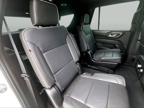 Used 2024 GMC Yukon SLT w/ SLT Luxury Package RWD image 18