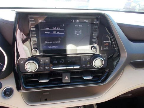 Used 2021 Toyota Highlander XLE image 26