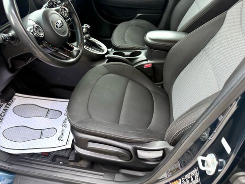 Used 2017 Kia Soul + image 10