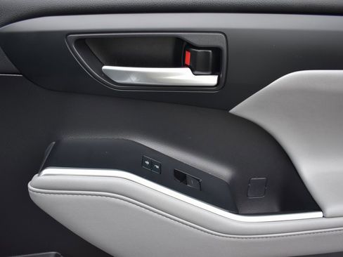 Used 2021 Toyota Highlander XLE image 15