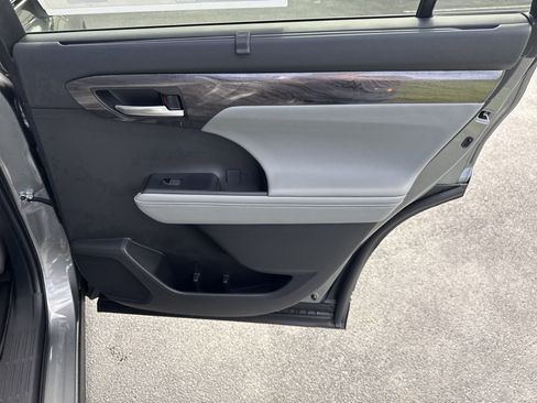 New 2025 Toyota Highlander AWD image 36