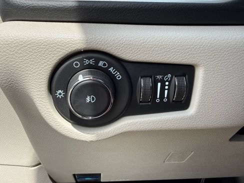 Used 2024 Chrysler Pacifica Touring-L FWD image 34