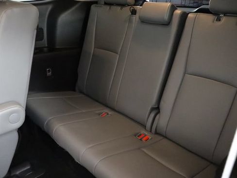 Used 2023 Toyota Highlander XLE FWD image 17