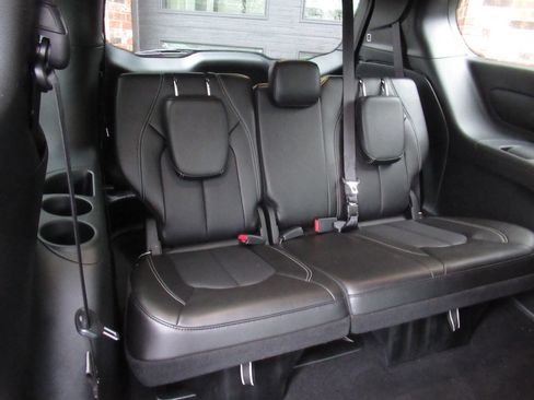 Used 2025 Chrysler Pacifica Select image 12