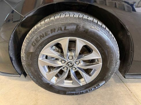 Used 2023 Toyota Sienna XLE AWD/4WD image 12