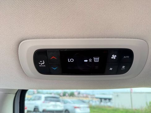 Used 2024 Chrysler Pacifica Touring-L FWD image 38