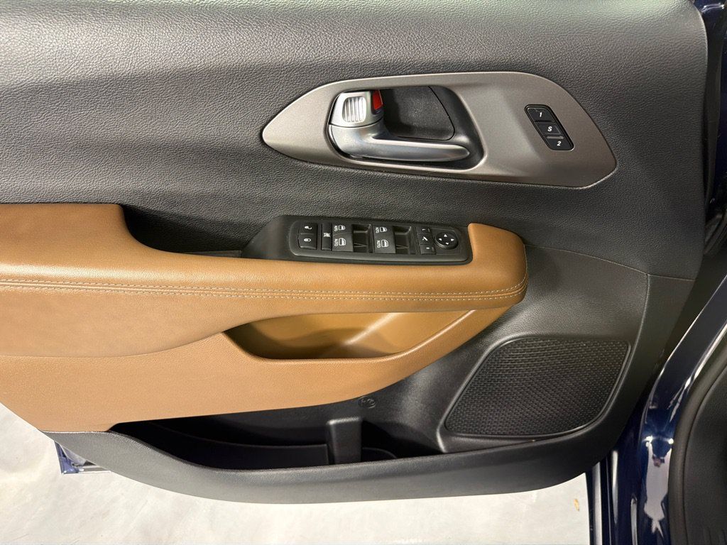 Used 2019 Chrysler Pacifica Limited FWD image 11