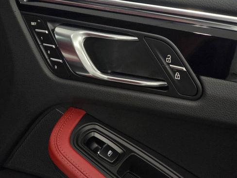 Certified 2025 Porsche Macan image 27