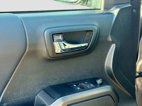 Used 2022 Toyota Tacoma TRD Sport image 17