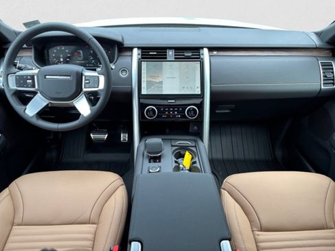 Used 2025 Land Rover Discovery Dynamic SE AWD/4WD image 13