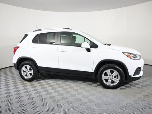 Used 2022 Chevrolet Trax LT w/ LT Convenience Package image 8