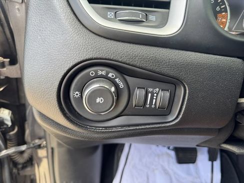 Used 2021 Jeep Renegade Latitude w/ Sun & Sound Group FWD image 20