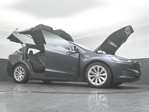 Used 2018 Tesla Model X 75D image 50