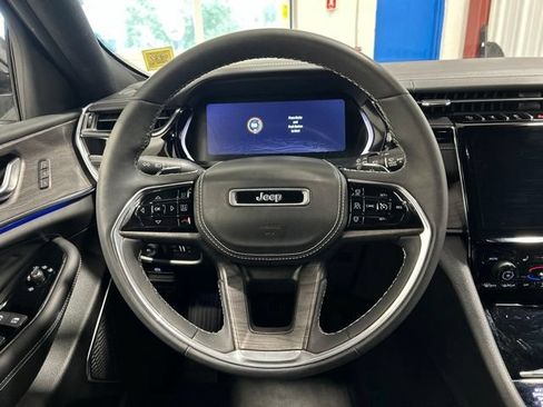 Used 2023 Jeep Grand Cherokee Overland AWD/4WD image 15