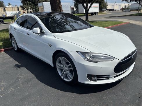 Used 2015 Tesla Model S 70 RWD image 3