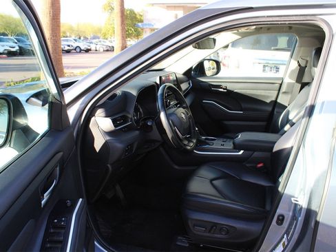 Used 2023 Toyota Highlander XLE image 9