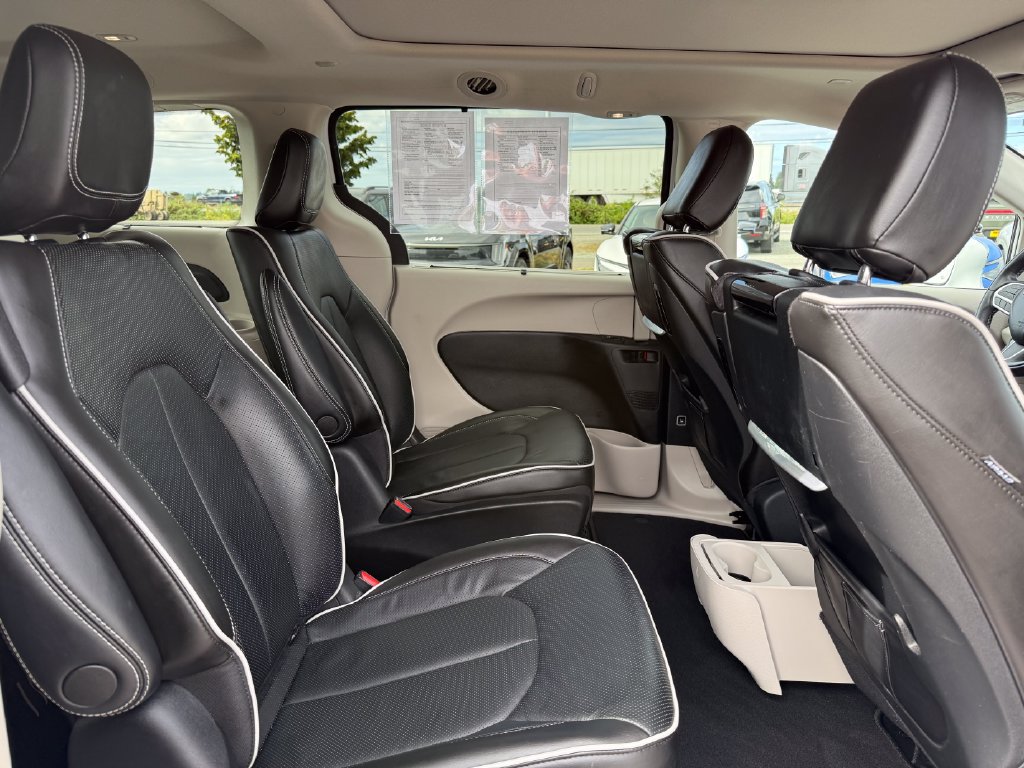Used 2022 Chrysler Pacifica Limited w/ Uconnect Theater Family Group FWD image 14