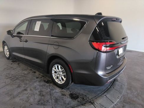 Used 2023 Chrysler Pacifica Touring-L image 8