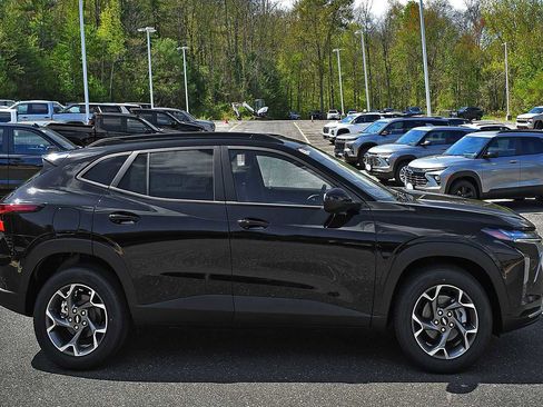 New 2026 Chevrolet Trax LT w/ Sunroof Package FWD image 6