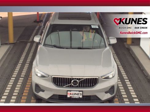 Used 2024 Volvo XC40 B5 Core image 3