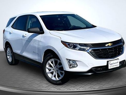 Used 2021 Chevrolet Equinox LS w/ LS Convenience Package FWD image 3