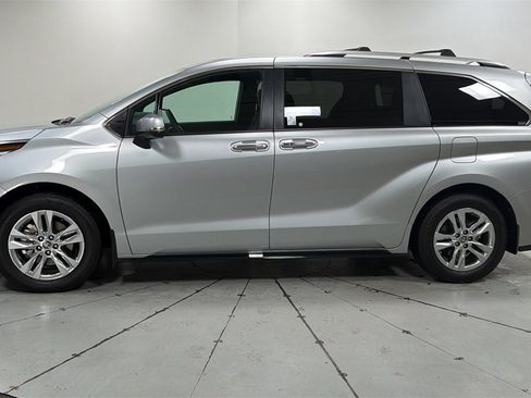 Certified 2025 Toyota Sienna Limited image 8