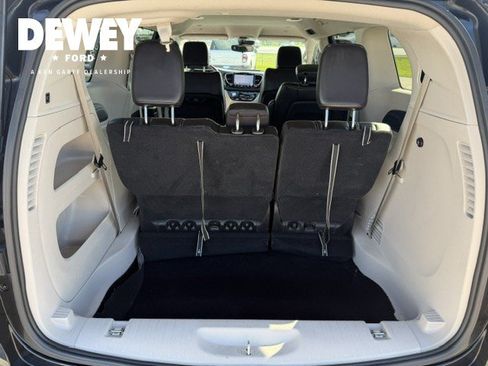 Used 2023 Chrysler Pacifica Touring-L FWD image 32