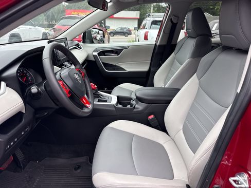 Used 2021 Toyota RAV4 XLE Premium FWD image 9