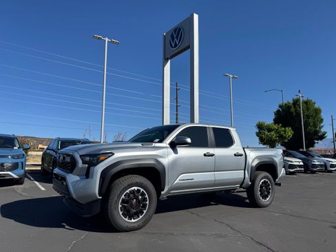 Used 2025 Toyota Tacoma TRD Off-Road w/ TRD Off Road Upgrade Package AWD/4WD image 1