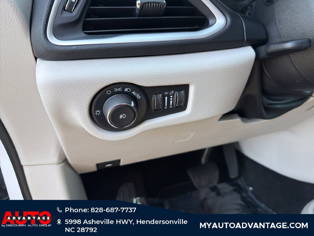 Used 2024 Chrysler Pacifica Touring-L FWD image 14