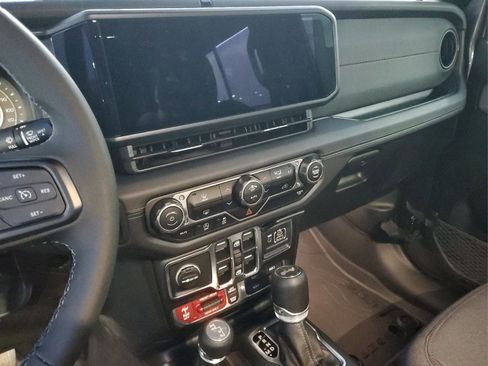 Used 2025 Jeep Wrangler Unlimited Rubicon w/ Technology Group image 22