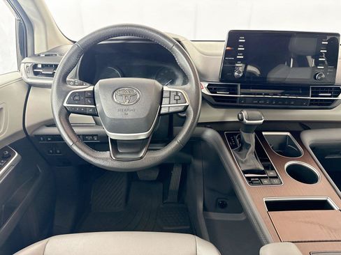 Certified 2024 Toyota Sienna XLE FWD image 31