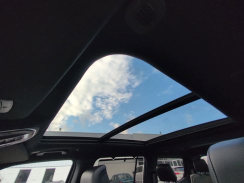 Used 2025 Jeep Wagoneer Series III w/ Premium Group I image 2