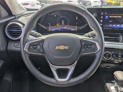 Used 2025 Chevrolet Trax LT w/ LT Convenience Package image 18