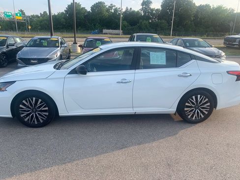 Used 2025 Nissan Altima 2.5 SV FWD image 2