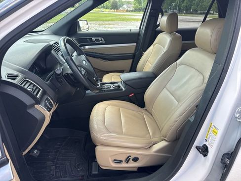 Used 2017 Ford Explorer XLT w/ Equipment Group 202A AWD/4WD image 21
