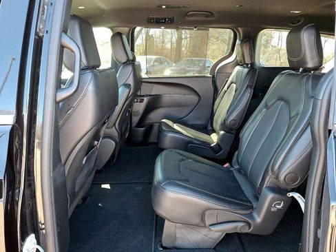 Used 2025 Chrysler Pacifica Select image 26