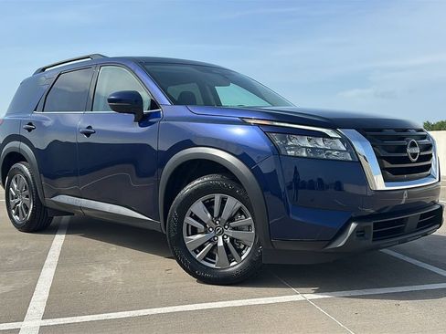 Used 2025 Nissan Pathfinder SV FWD image 5