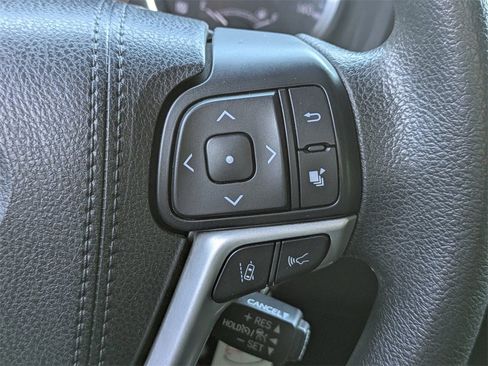 Used 2018 Toyota Highlander LE image 24