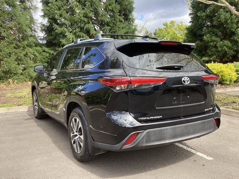 Used 2023 Toyota Highlander XLE AWD/4WD image 8